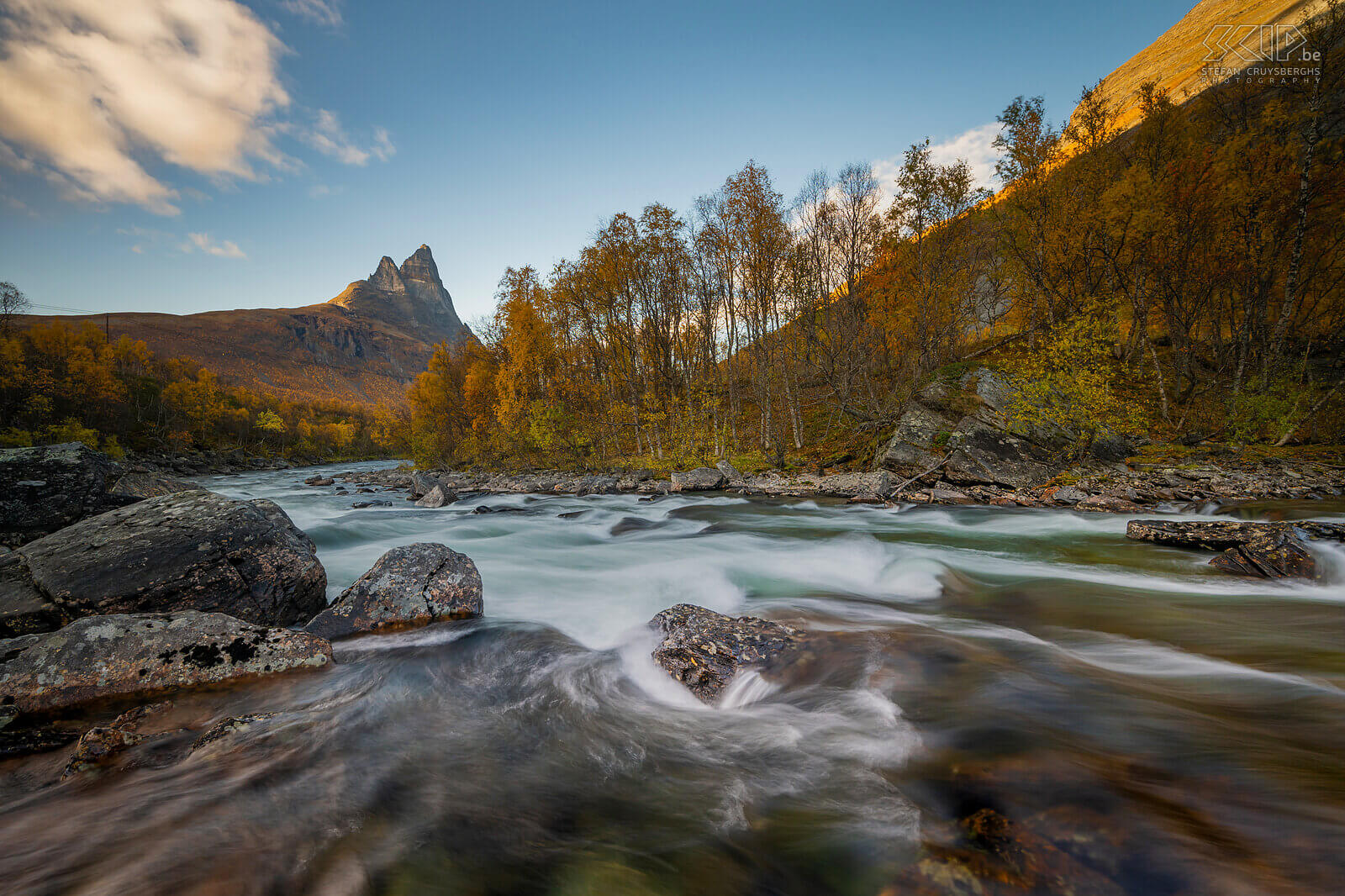 Oteren - Otertinden - Signaldalelva Autumn at its best at the Signaldalelva river with the mountain peaks of the Otertinden. Stefan Cruysberghs